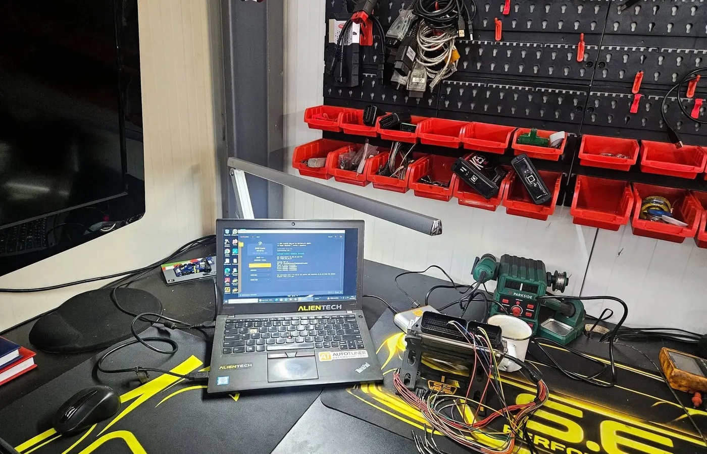 Biroul nostru de resoftare: laptop Alientech și calculatoare pe banc